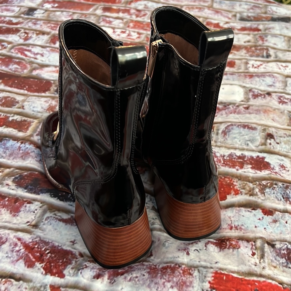 Steve Madden black patent leather with large top stitching and soft gold buckle - Picture 7 of 8